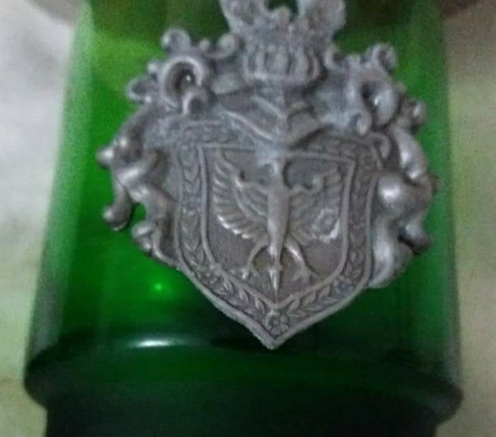 2 copos de  vidro verde grosso c/ aplicações em estanho