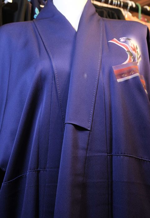 Japońskie granatowe kimono houmongi w pasy i kwiaty