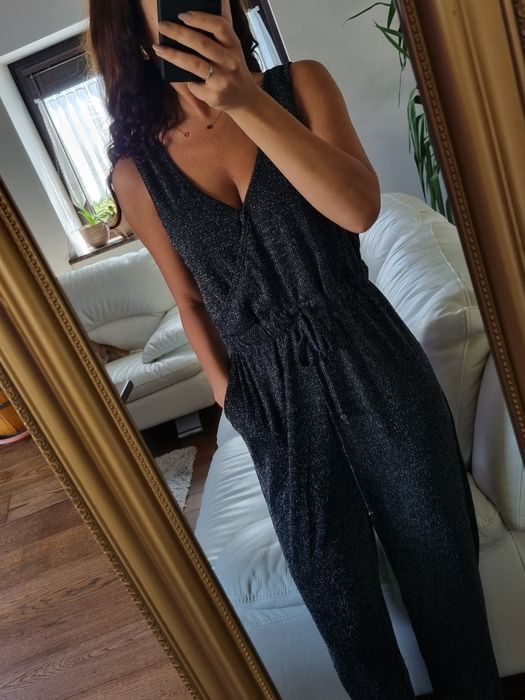 Błyszczący długi kombinezon na ramiączkach z dekoltem Apricot r. S,