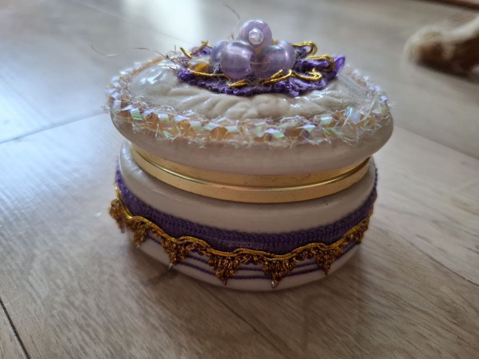 Mała szkatułka, puzderko na biżuterię, bibeloty