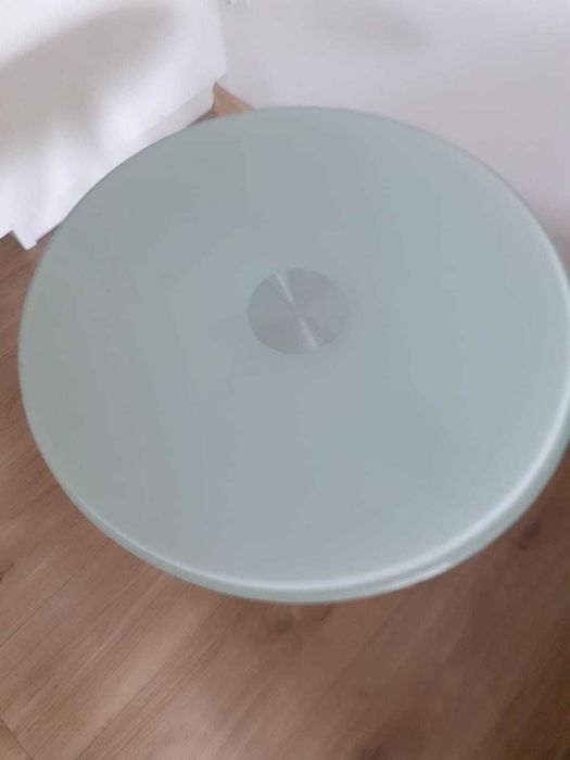 stolik ze szklanym blatem