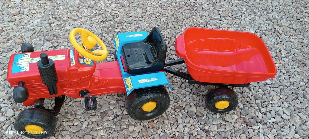 Nowy traktor z przyczepą idealny na prezent