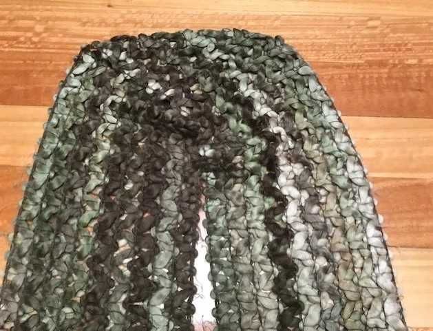 Cachecol de tricô em tons de verde