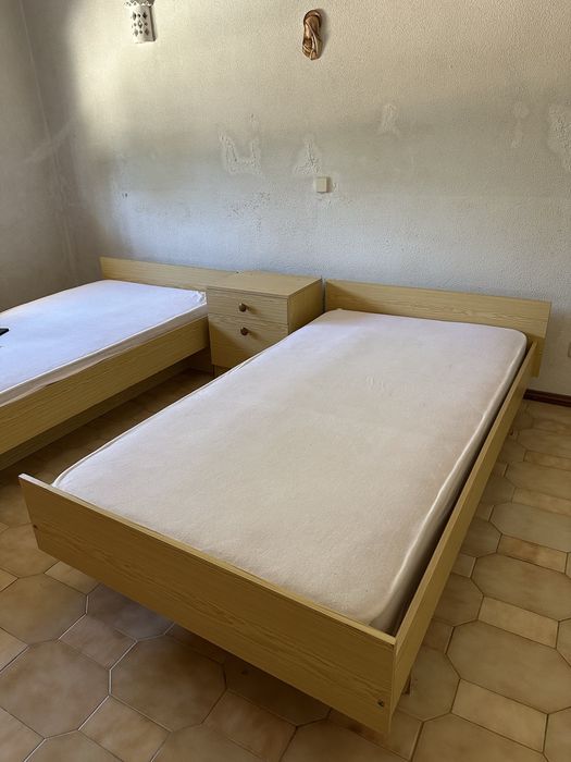 Conjunto de camas c/ colchão e mesa de cabeceira