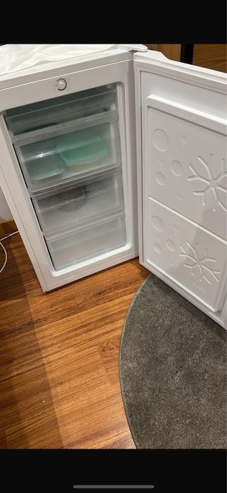 Vendo freezer na regiao do porto sao mamede de infesta seminovo 100 €