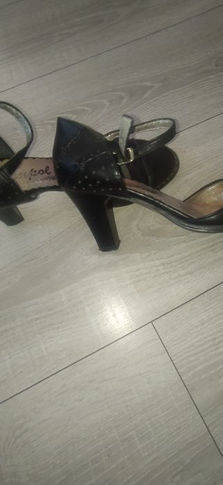 Buty damskie zapinane na pasek, skórzane