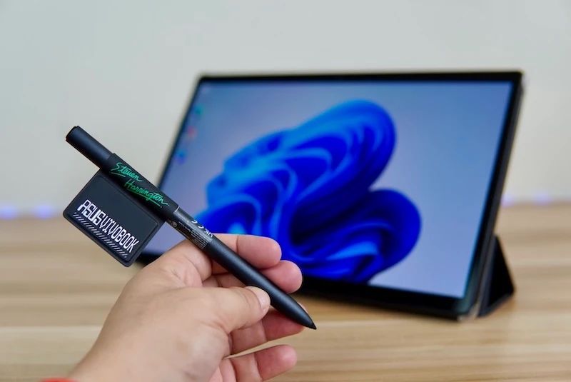 ASUS Vivobook 13 Slate OLED Steven Harrington