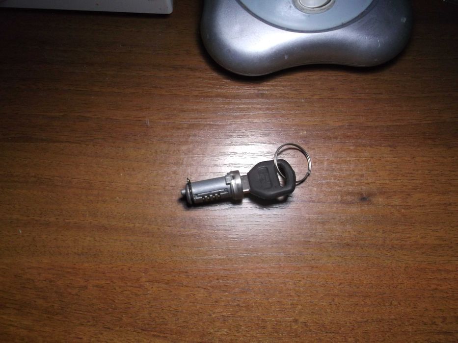 продам личинку замка   для авто