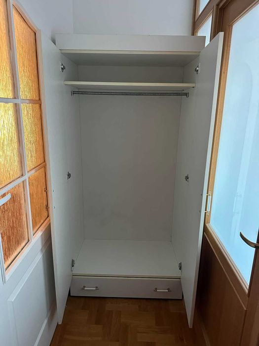 Sprzedam białą szafę ubraniową z lustrem i szufladą.