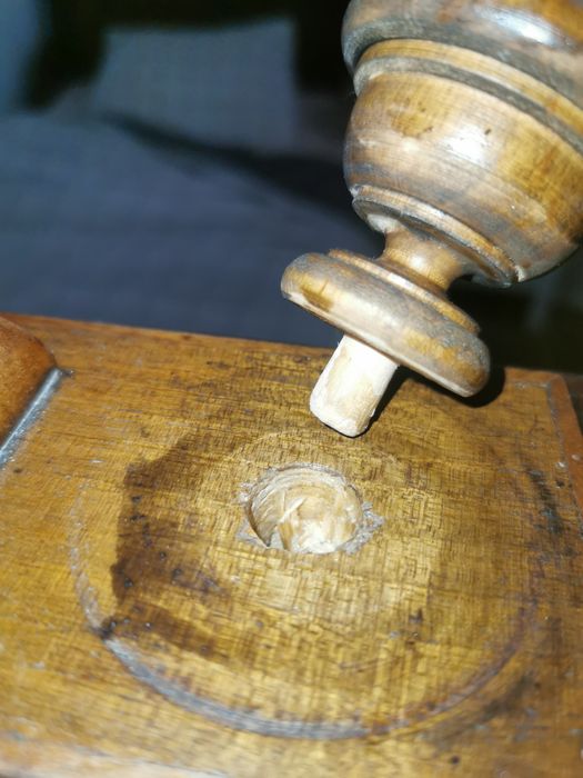 Łóżko ręcznie zdobione-cena do negocjacji