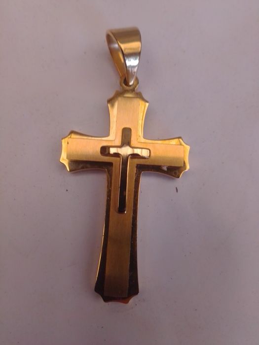 Кулон крест желтого цвета, размер 6 см на 3см.