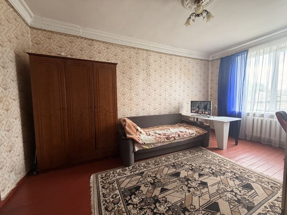 Продам ПРОСТОРУ 3 х кімн квартиру ЦЕНТР ,  вул. Г. України