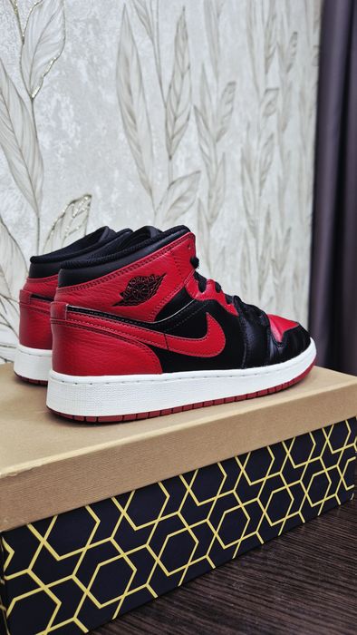Кросівки Nike Air Jordan Mid 1