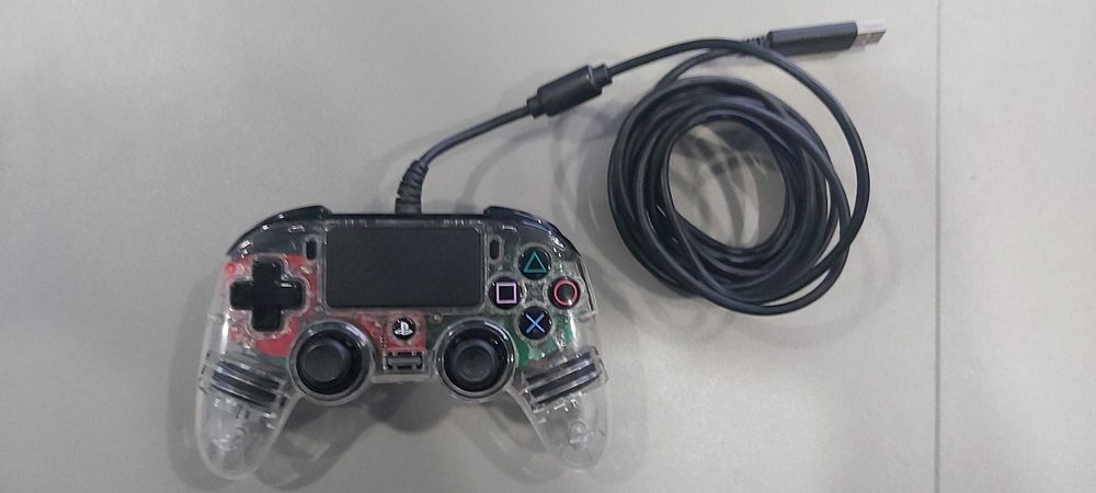 Comando Nacon Playstation 4 PS4 Wired Illuminated Compact Controller