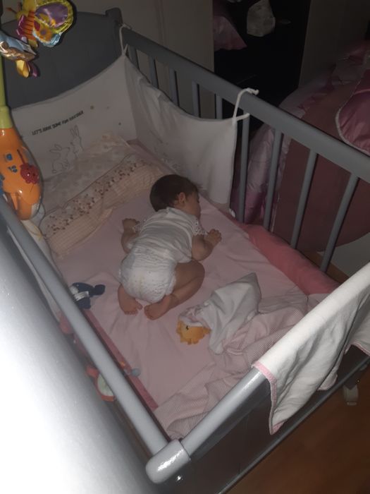 Cama de bebé cinzenta