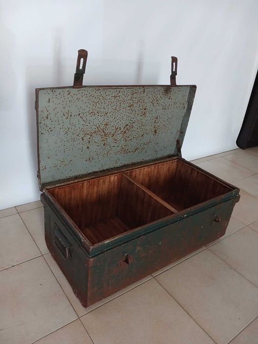 Arca /Bau metálica com interior em madeira