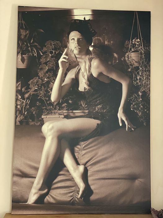 Большая картина девушки