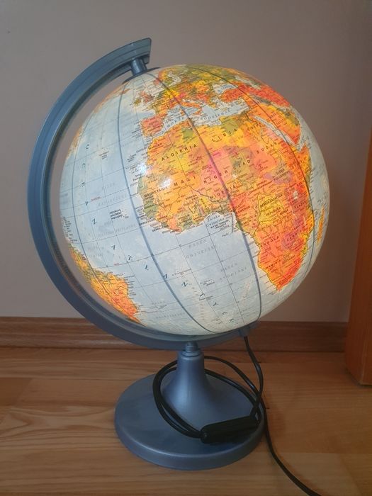 ziemia globus polityczno-fizyczny podświetlany