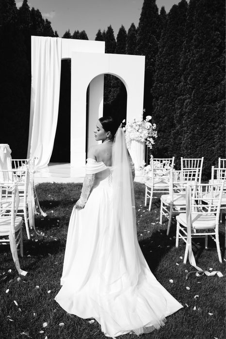 Весільна біла сукня зі шлейфом