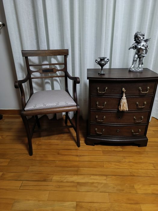 Meia cómoda pequena antiga restaurada estilo D Maria madeira exótica