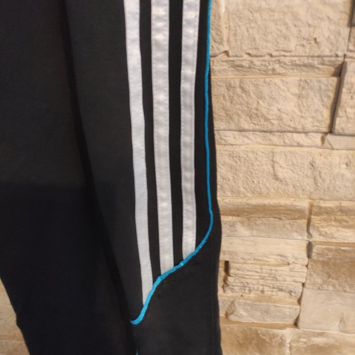 Spodnie dresowe Adidas.