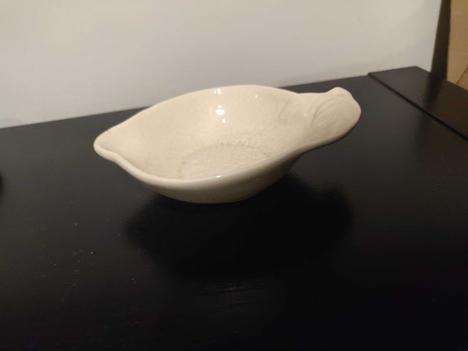 Pequena taça/aneleira em porcelana branca