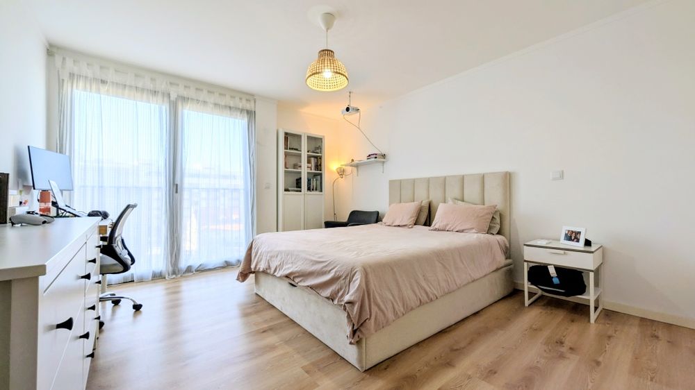 Excelente Apartamento Mobilado com Garagem e Arrecadação – A 800m da Praia e a 20 min de Lisboa!