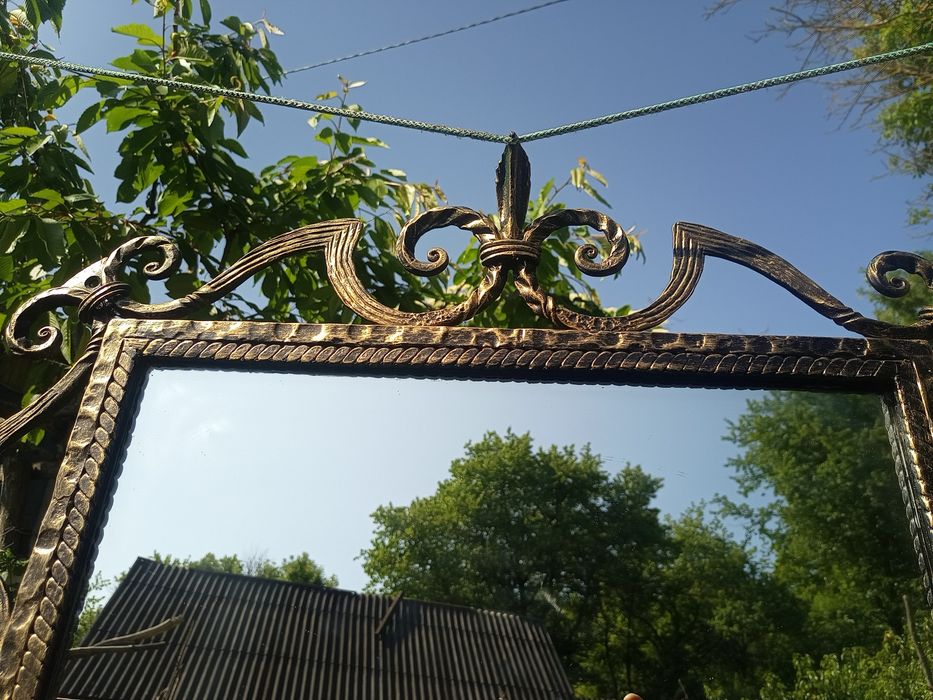 Дзеркало у кованій рамі ручної роботи