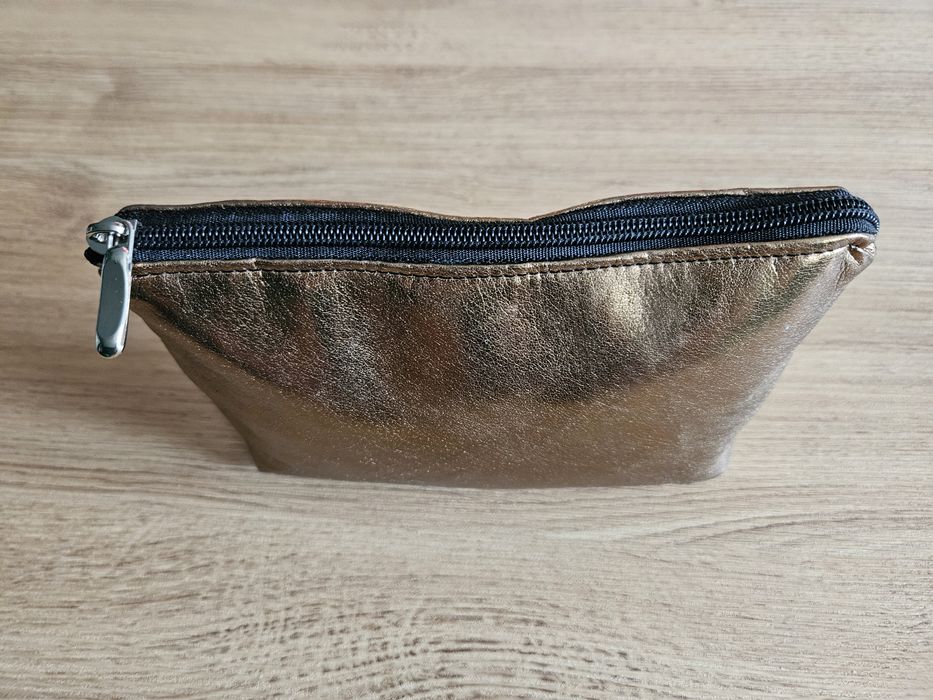 Złota kosmetyczka