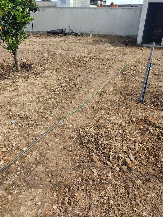 Vende-se /Aluga-se terreno com todas as valências, agua luz e esgotos
