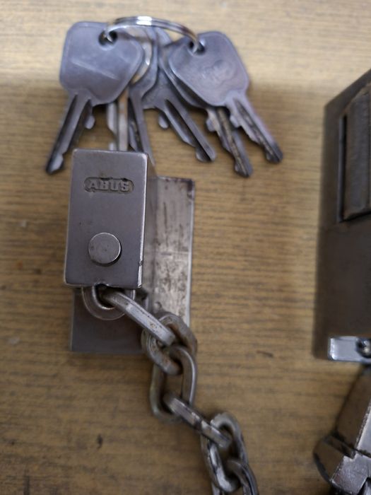 Blokada drzwi łańcuch i zamek na klucz Abus