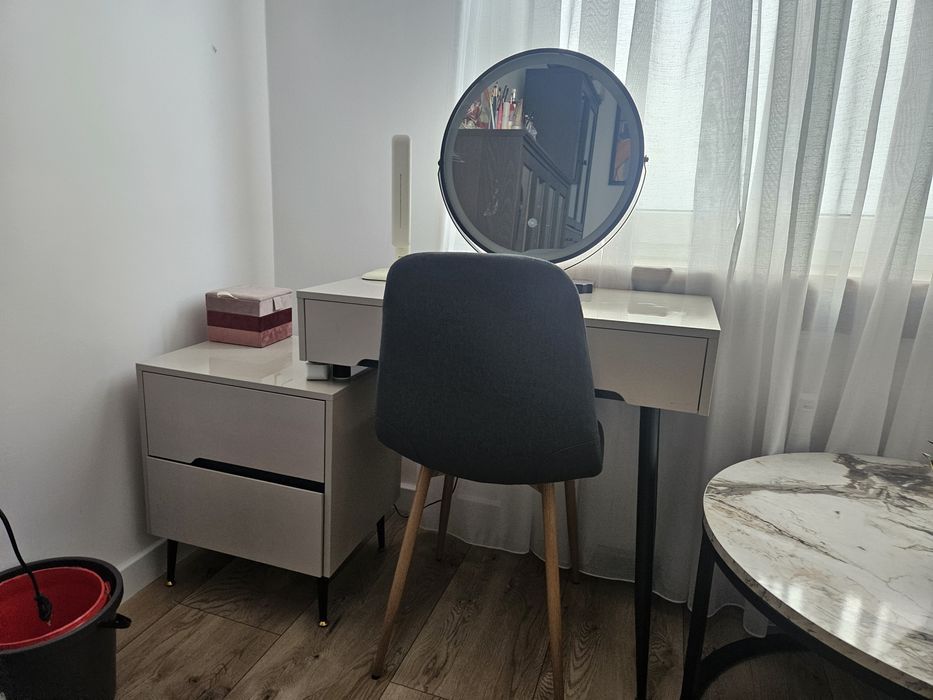 Toaletka  z lustrem LED