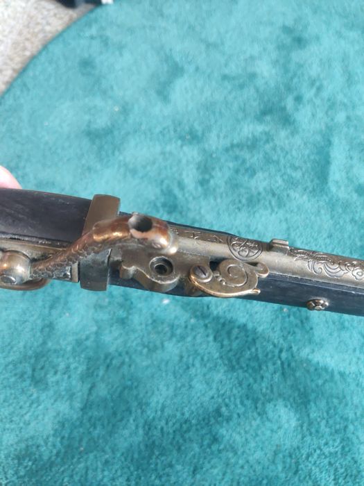 Pistola decorativa estilo antigo (réplica de pederneira)