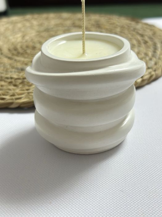 Соєві свічки у гіпсовому кашпо