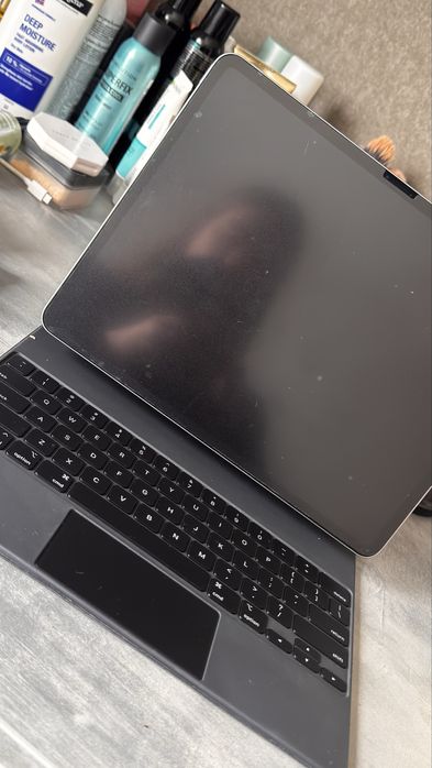 iPad Air 13” M3 2025 Space Gray + Magic Keyboard + ESR caneta