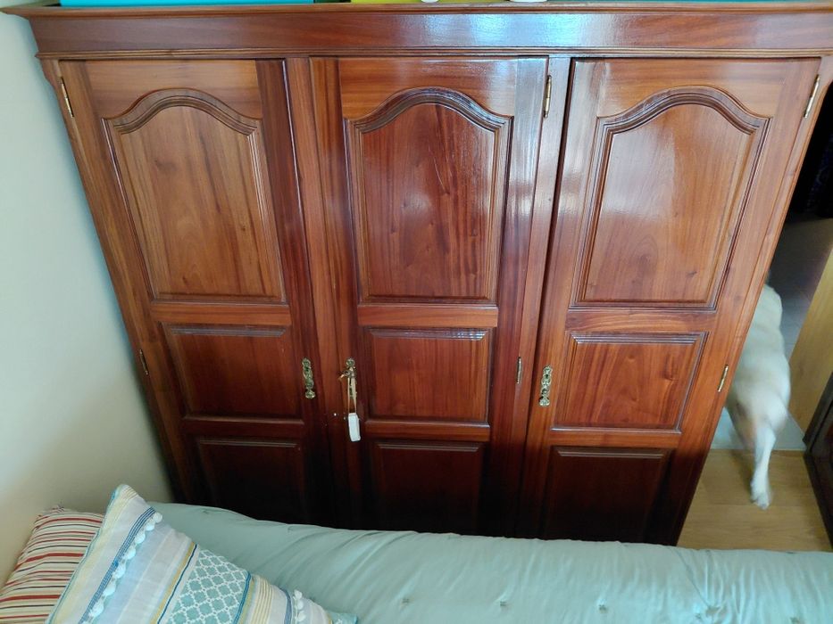 Roupeiro de três portas em madeira