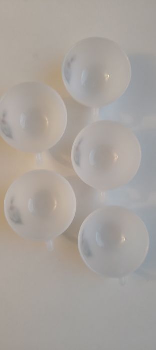 Chávenas em vidro leitoso