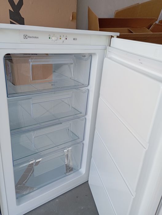 ELECTROLUX LUB3AE88S - zamrażarka do zabudowy uszkodzona agregat
