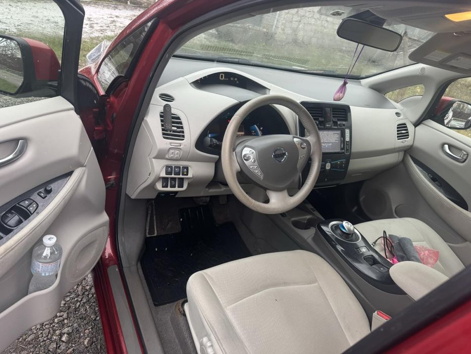 Nisan Leaf 2012 рік