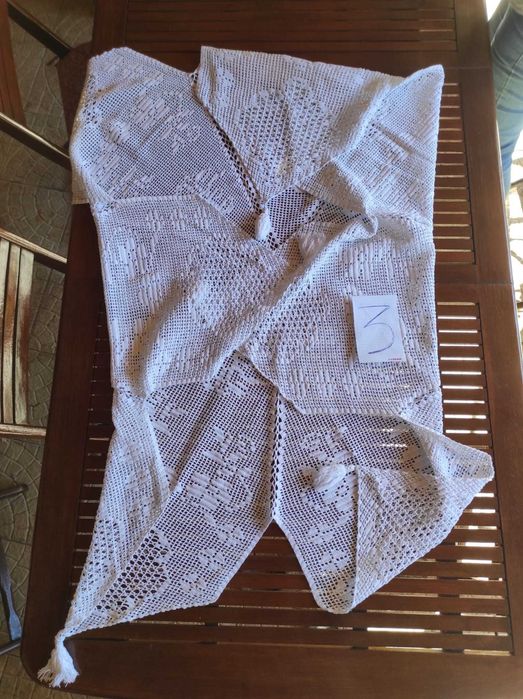 Toalhas e colchas de linho rendadas à mão