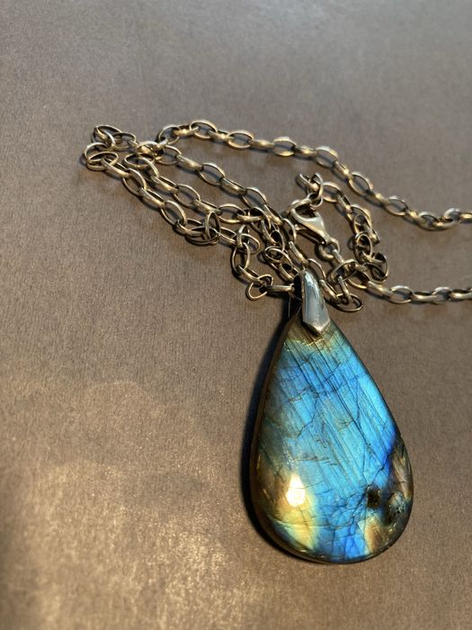 Wisiorek z labradorytem na wyprofilowanej zawieszce srebrnej