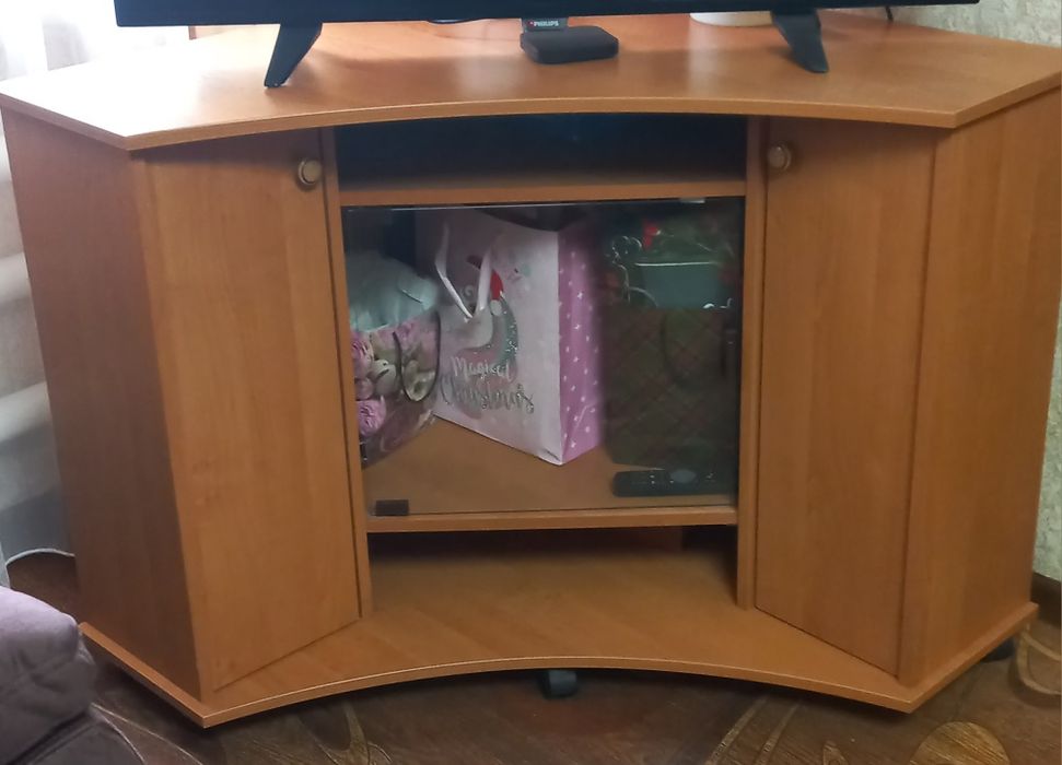 Кутова тумба під телевізор