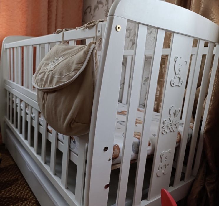 Продам дитяче ліжко з матрасом та двома комплектами постільної білизни