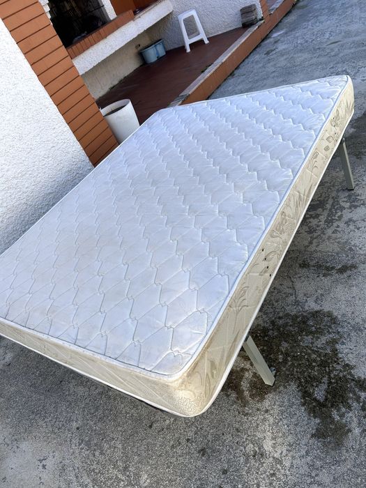 Colchão 140x190 cm + Estrado