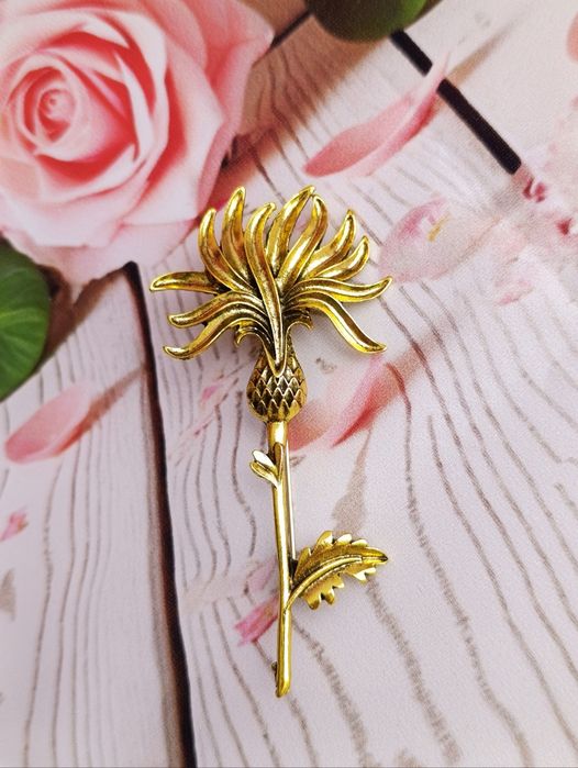 Шикарні брошки конвалія і чортополох Trifari маркування