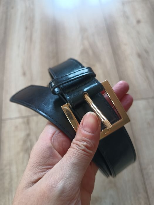 Czarny pasek ze złotą klamrą