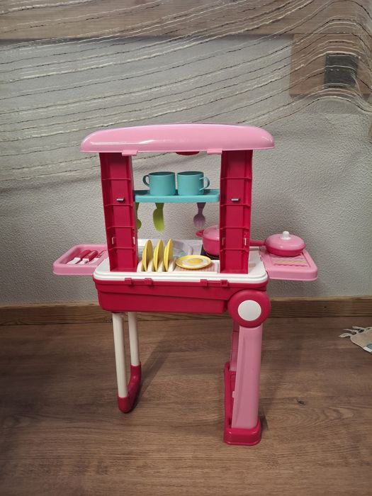 Mala portátil que é cozinha e acessórios