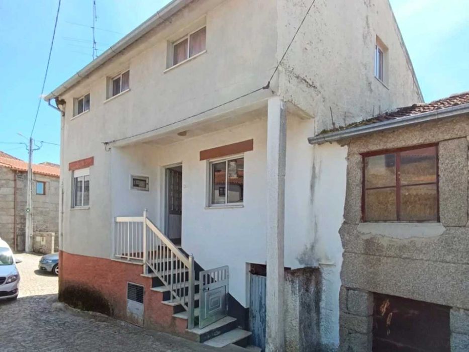Moradia T3 com 3 pisos no coração de Benvende,Guarda