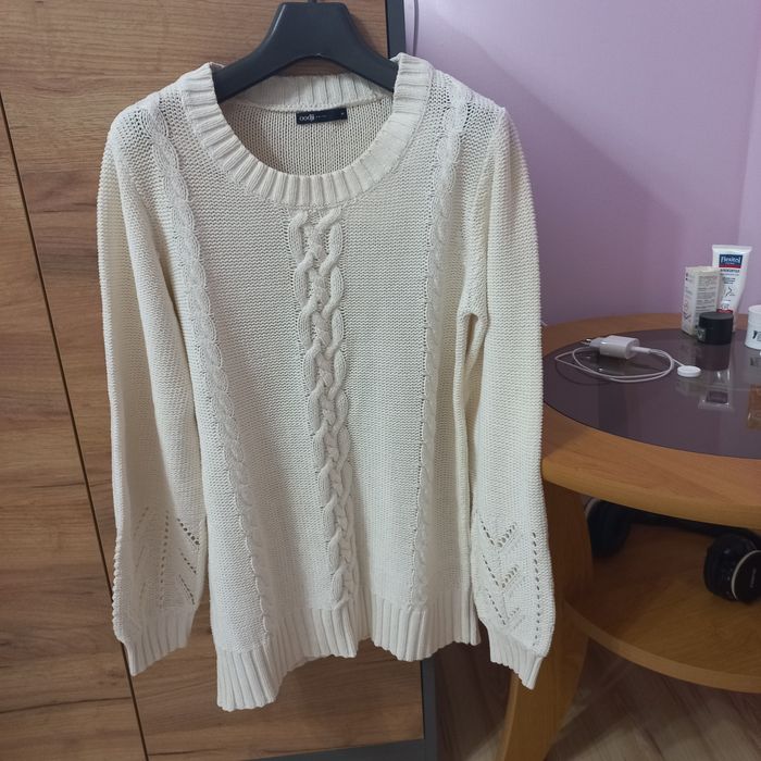 Светр на дівчину