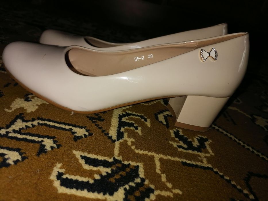 Продам женские туфли